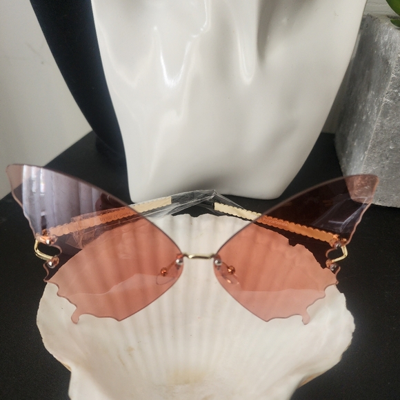 Rimless Butterfly Shape Fashion Sunglasses - Picture 3 of 9